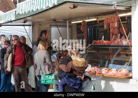 Kunden kaufen Fleisch von Metzgerei van im Markt. Stockfoto