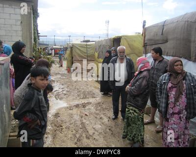 Marjayoun, Libanon. 12. März 2014. Syrische Flüchtlinge stehen in die Flüchtlingslager in Marjayoun, Libanon, 12. März 2014. Das Amt des Hohen Kommissars der Vereinten Nationen für Flüchtlinge (UNHCR) sagte März 10 in seinem wöchentlichen Bericht, dass die Gesamtzahl der syrischen Flüchtlinge im Libanon 957.700 erreicht hat. © Taher Abu Hamdan/Xinhua/Alamy Live-Nachrichten Stockfoto