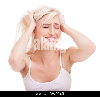 frustrierte Frau packte ihre Haare auf weißem Hintergrund Stockfoto