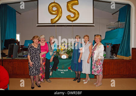 Biggin Hill, UK, 12. März 2014, Aperfield WI halten ihren 95. Geburtstag feiern in Biggin Hill Ken Credit: Keith Larby/Alamy Live News Stockfoto