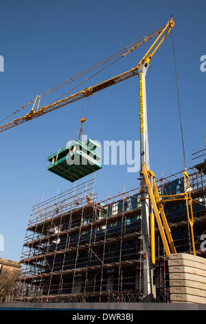 Bauboom im Stadtzentrum von Manchester, Großbritannien März 2014. Bauboom in der Stadt. Mantis Selbstaufbauende Turmdrehkrane werden bei der Montage von Studentenwohnungsblöcken mit 109 Betten in der Chapel Street, Salford, verwendet. Bardsley Construction wurde der Auftrag für den Bau der 5-stöckigen Ziegelsteinverkleidungs-Stahlentwicklung erteilt, ein Studentenprojekt mit X1 Bauvorhaben im Wert von 3,45m £. Stockfoto