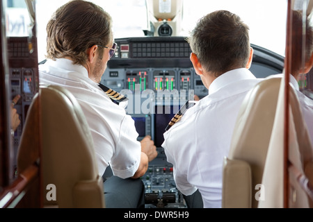 Pilot und Kopilot in Private Jet Cockpit Stockfoto