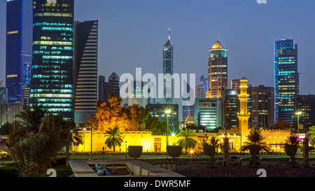 Kuwait-Stadt, Kuwait, Skyline der Stadt von Souk Shark Mall gesehen Stockfoto