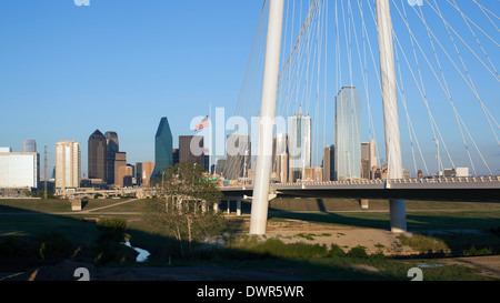 Skyline von Dallas, Texas, USA, Autobahn-Brücke und der Innenstadt Stockfoto