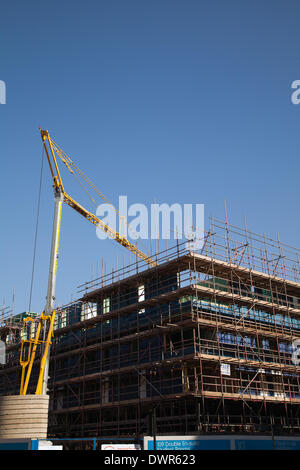 Bauboom in der Stadt. Mantis Selbstaufbauende Turmdrehkrane, die bei der Montage eines Studentenwohnblocks mit 109 Betten in der Chapel Street, Salford, zum Einsatz kommen. Bardsley Construction hat den Auftrag zum Bau der 5-stöckigen Ziegelsteinbauanlage erhalten, einem Studentenprojekt im Wert von 3,45m £mit X1 Bauvorhaben. Manchester, Großbritannien, März 2014. Stockfoto