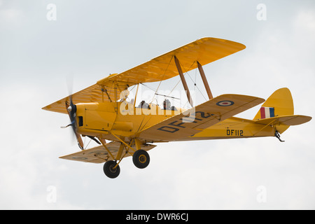 Tiger Moth Doppeldecker im Flug Stockfoto