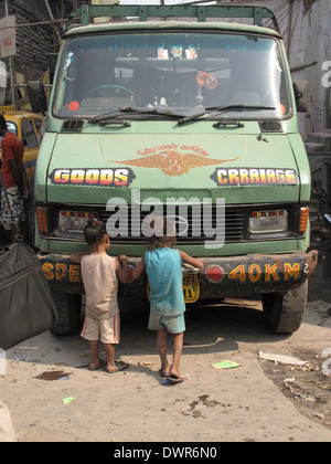 Alte rostiger LKW wartet auf eine neue Ladung, Kolkata, Indien Stockfoto