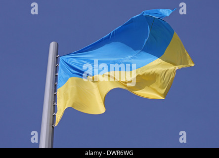 Flagge der Ukraine über blauen Himmel Stockfoto