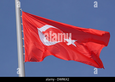 Flagge der Türkei über blauen Himmel Stockfoto