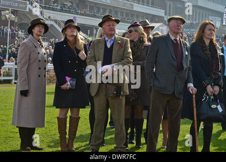 Cheltenham, Gloucestershire, UK. 12. März 2014.  Ihre Königliche Hoheit Prinzessin Anne Withher Tochter Zara Phillips an Tag zwei, Ladies Day des Cheltenham Gold Cup Festival 2014 Datum: Jules Annan/Alamy Live News Stockfoto