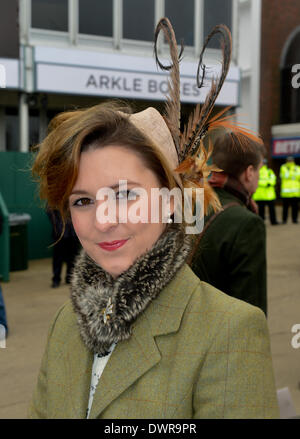 Cheltenham, Gloucestershire, UK. 12. März 2014.  Damenmode an Tag zwei, Ladies Day des Cheltenham Gold Cup Festival 2014 Datum: Jules Annan/Alamy Live News Stockfoto