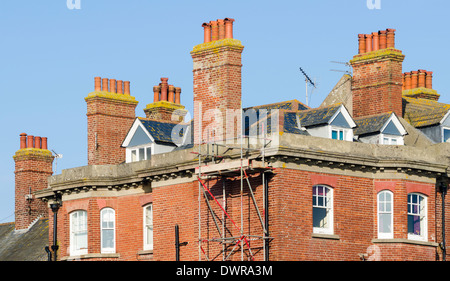 Einige Schornsteine und Schornstein auf hohe gemauerte Schornsteine zum viktorianischen wohnen in England. Stockfoto