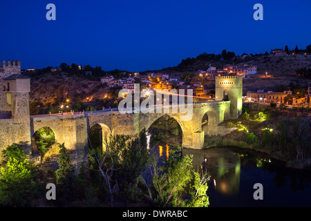 Puente San Martin (Brücke von San Martin) über den Fluss Tejo in der Stadt von Toledo in der Region La Mancha in Zentralspanien. Stockfoto