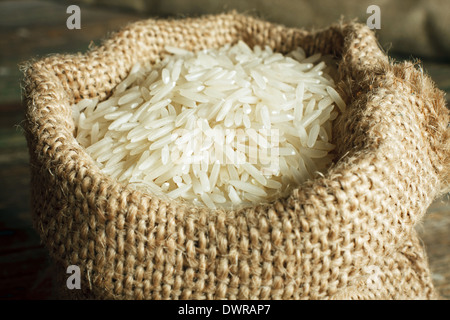 Weiße ungekocht Basmati-Reis in Jute-Tasche Stockfoto