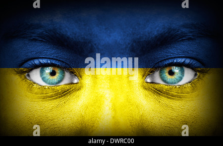 Menschliches Gesicht gemalt mit Flagge der Ukraine Stockfoto