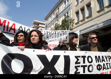 Athen, Griechenland, 12. März 2014. Lehrern und anderen Beschäftigten im öffentlichen Dienst in das griechische Parlament halten Banner und riefen Slogans gegen die Regierung als Gewerkschaften des öffentlichen Sektors eine 24-Stunden inszeniert-Streik zu über Tausende protestieren März anstehenden Entlassungen. Bildnachweis: Nikolas Georgiou / Alamy Live News Stockfoto