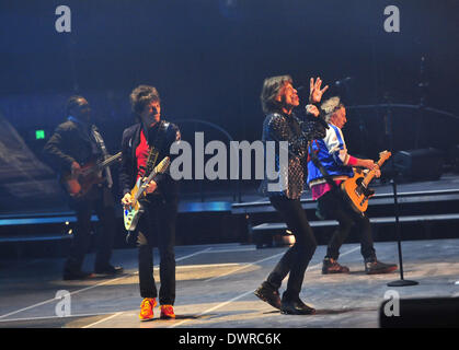 Shanghai, China. 12. März 2014. Mick Jagger (2., R), Keith Richards (R) und Ronnie Wood (2., L) der Rolling Stones während ihres Konzertes in der Mercedez-Benz-Arena in Shanghai, China, 12. März 2014 durchzuführen. Bildnachweis: Xiao Xiao/Xinhua/Alamy Live-Nachrichten Stockfoto