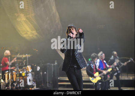 Shanghai, China. 12. März 2014. Mick Jagger von den Rolling Stones führt während ihres Konzertes in der Mercedez-Benz-Arena in Shanghai, China, 12. März 2014. Bildnachweis: Xiao Xiao/Xinhua/Alamy Live-Nachrichten Stockfoto