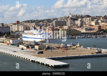 Ro-Ro-Auto und Personenfähre NOMENTANA angedockt im Hafen von Cagliari Sardinien Italien Stockfoto