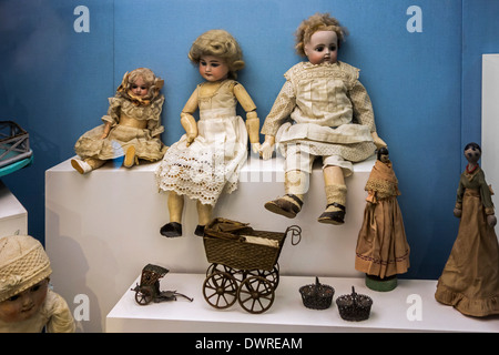 Vintage Spielzeug wie antike Mädchen Puppen des späten neunzehnten frühen zwanzigsten Jahrhunderts im Haus von Alijn Museum in Gent, Belgien Stockfoto