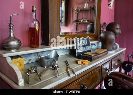 Innenraum der alten Friseur zeigt manuelle Bart Clippers des frühen 20. Jahrhunderts im Haus von Alijn Museum in Gent, Belgien Stockfoto