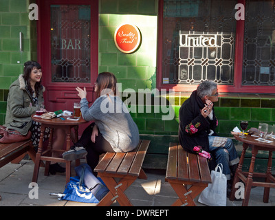 Menschen, die Spaß haben an einem sonnigen Samstag im Bereich schrulligen North Laine von Brighton Stockfoto