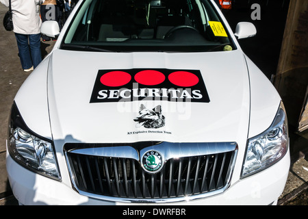 Auto mit Logo von Securitas K9 Explosive Detection Teamarbeit mit Sprengstoff-Spürhunde auf der Suche nach Sprengstoff und Drogen Stockfoto