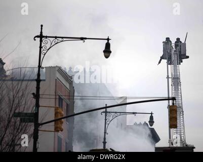 New York, USA. 12. März 2014. Feuerwehrleute arbeiten am Ort der Explosion im New Yorker East Harlem Nachbarschaft, 12. März 2014. Mindestens zwei Menschen wurden getötet und 18 weitere verletzt, als zwei Wohnhäuser am Mittwoch bei einer Explosion in New York East Harlem Nachbarschaft zusammenbrach Behörden sagten. Bildnachweis: Wu Rong/Xinhua/Alamy Live-Nachrichten Stockfoto