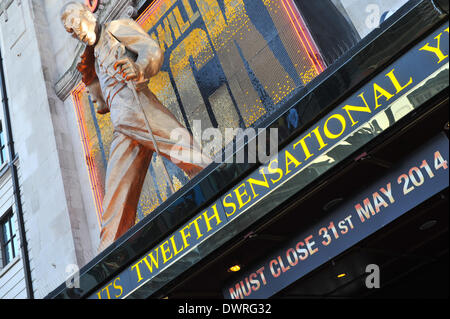 Tottenham Court Road, London, UK. 12. März 2014. Die Statue von Queen-Sänger Freddie Mercury vor dem Dominion Theater steht, ist das Musical basiert auf den Songs von Queen nach einer zwölfjährigen laufen zu schließen. Bildnachweis: Matthew Chattle/Alamy Live-Nachrichten Stockfoto