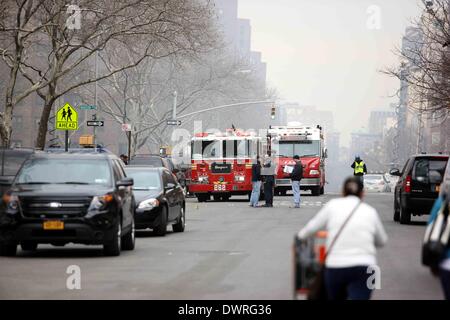 New York, USA. 12. März 2014. Feuerwehrleute arbeiten am Ort der Explosion im New Yorker East Harlem Nachbarschaft, 12. März 2014. Mindestens zwei Menschen wurden getötet und 18 weitere verletzt, als zwei Wohnhäuser am Mittwoch bei einer Explosion in New York East Harlem Nachbarschaft zusammenbrach Behörden sagten. Bildnachweis: Wu Rong/Xinhua/Alamy Live-Nachrichten Stockfoto