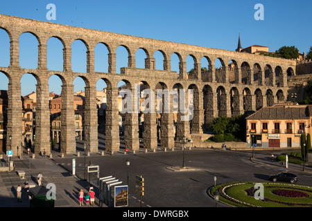 Der späten Nachmittagssonne auf den Roman Aquaduct in der Stadt Segovia in Zentralspanien und Umgebung: Castila y Leon. Stockfoto