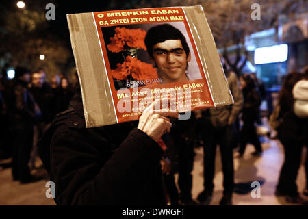 Thessaloniki, Griechenland. 12. März 2014. Protestkundgebung in Solidarität des Todes des 15 Jahre alten türkischen Berkin Elvan nach einer neun Monate langen Koma, nachdem er von der Polizei Tränengas Kanister während der Proteste gegen die Regierung als ausgehen zu Brot in Istanbul getroffen. Thessaloniki, Griechenland am 12. März 2014. Bildnachweis: Konstantinos Tsakalidis/Alamy Live-Nachrichten Stockfoto