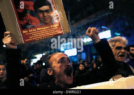 Thessaloniki, Griechenland. 12. März 2014. Protestkundgebung in Solidarität des Todes des 15 Jahre alten türkischen Berkin Elvan nach einer neun Monate langen Koma, nachdem er von der Polizei Tränengas Kanister während der Proteste gegen die Regierung als ausgehen zu Brot in Istanbul getroffen. Thessaloniki, Griechenland am 12. März 2014. Bildnachweis: Konstantinos Tsakalidis/Alamy Live-Nachrichten Stockfoto