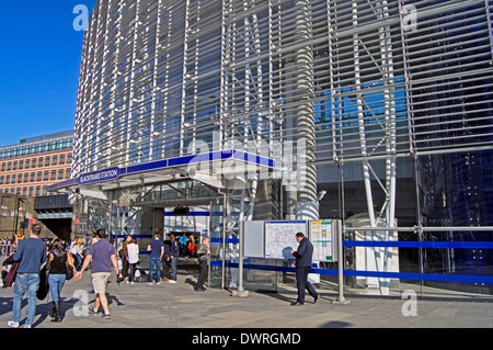 Nordeingang des Blackfriars Station auf Queen Victoria Street, City of London, London, England, Vereinigtes Königreich Stockfoto