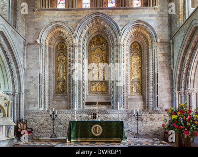 Der Hochaltar in der Kathedrale von St. Davids, St Davids, Pembrokeshire, Wales, UK Stockfoto