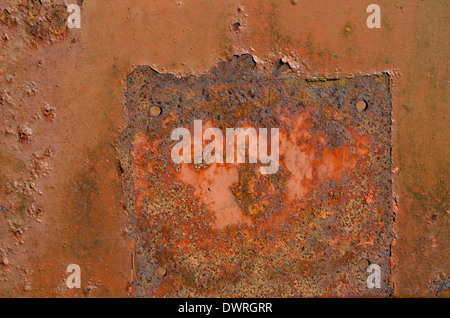 Detail der rostenden Metallbearbeitungsoberfläche schließen. Verwitterte Metallstruktur, rostige Metallstruktur. Stockfoto