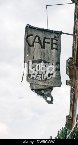 kunstvoll zerrissenen Sackleinen melden für Lobo Azul linke Café über Eingang, luftiger Raum mit revolutionären Plakaten an Wänden hängt Stockfoto