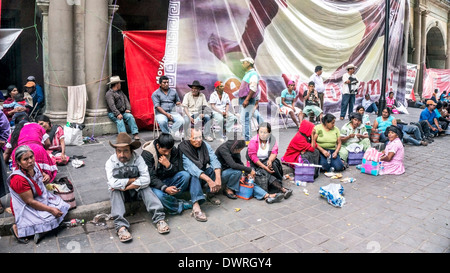 Bauern mitmachen protestieren Probleme der armen Landbevölkerung einen massiven sitzen auf 10. März 2014 auf dem Zocalo vor Gouverneurspalastes Stockfoto