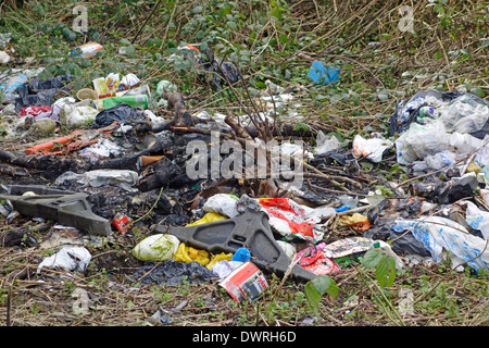 Fliegen Sie mit Spitzen Müll Abfall Boden, UK Stockfoto