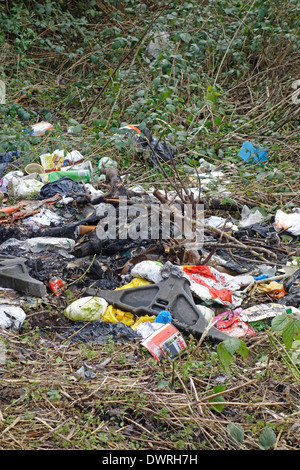 Fliegen Sie mit Spitzen Müll Abfall Boden, UK Stockfoto