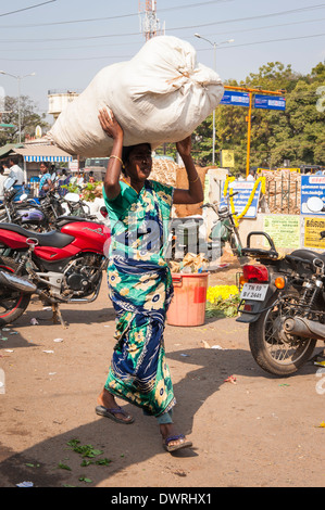 Süd Süd Indien Tamil Nadu Madurai Blume Markt Frau Dame weiblichen im grünen Sari Saree trägt weißen Sack auf Kopf Stockfoto