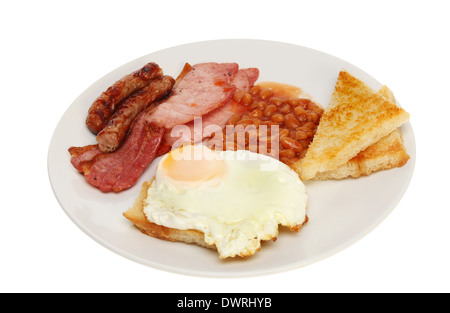 Frühstück, Ei, Speck, Würstchen, Bohnen und geröstetem Brot auf einem Teller isoliert gegen weiß Stockfoto