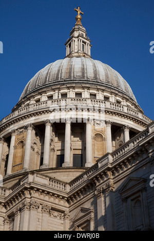 Blick hinauf in Richtung der Kuppel der St. Pauls Kathedrale vor einem klaren blauen Himmel zu sehen. Stockfoto