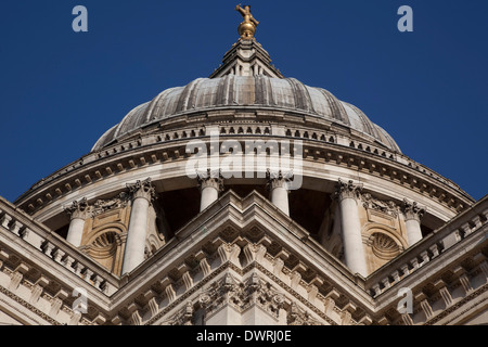 Blick hinauf in Richtung der Kuppel der St. Pauls Kathedrale vor einem klaren blauen Himmel zu sehen. Stockfoto