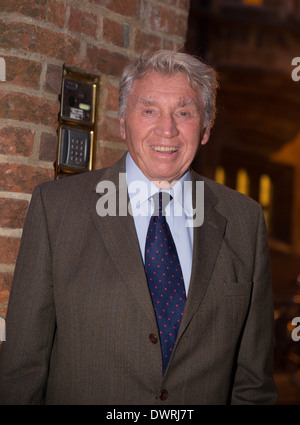 Don McCullin, berühmte Kriegsfotografin Ankunft in Oxford Union vor seinem Vortrag. Stockfoto