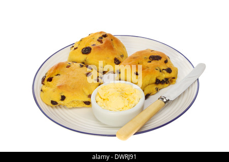 Kornische Safran Brötchen mit Butter und ein Messer auf einem Teller isoliert gegen weiß Stockfoto