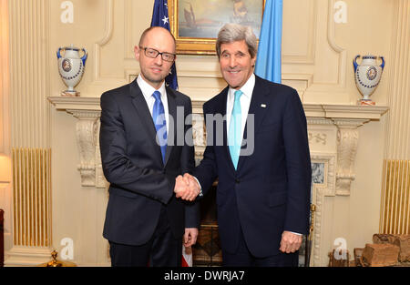 Washington DC, USA. 12. März 2014. US-Außenminister John Kerry trifft sich mit ukrainische Ministerpräsidentin Arseniy Yatsenyuk an das Department of State 12. März 2014 in Washington, D.C. Credit: Planetpix/Alamy Live News Stockfoto