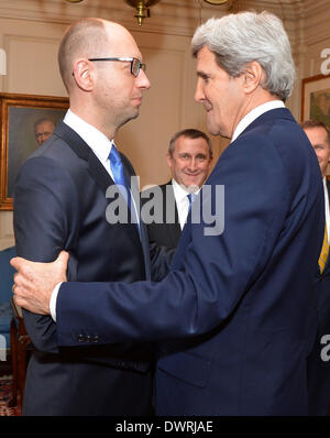Washington DC, USA. 12. März 2014. US-Außenminister John Kerry trifft sich mit ukrainische Ministerpräsidentin Arseniy Yatsenyuk an das Department of State 12. März 2014 in Washington, D.C. Credit: Planetpix/Alamy Live News Stockfoto