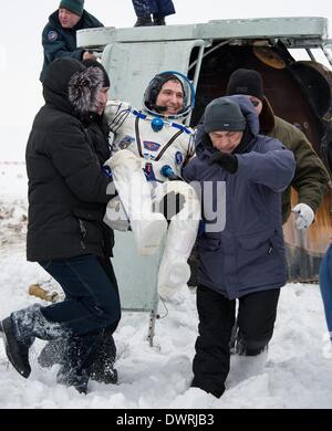 Flughafen von Karaganda, Kasachstan. 11. März 2014. International Space Zustand Expedition 38 Astronaut Mike Hopkins der NASA ist aus der Sojus-Kapsel nach der Landung in einem Raumschiff Sojus TMA - 10 M 11. März 2014 in der Nähe der Stadt Zhezkazgan, Kasachstan gehoben. Hopkins, kehrte Kotow und Ryazanskiy auf die Erde nach fünfeinhalb Monate an Bord der internationalen Raumstation ISS. Bildnachweis: Planetpix/Alamy Live-Nachrichten Stockfoto