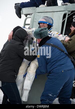 Flughafen von Karaganda, Kasachstan. 11. März 2014. International Space Zustand Expedition 38 Kosmonaut Sergey Ryazanskiy der russischen Federal Space Agency ist aus der Sojus-Kapsel nach der Landung in einem Raumschiff Sojus TMA - 10 M 11. März 2014 in der Nähe der Stadt Zhezkazgan, Kasachstan gehoben. Hopkins, kehrte Kotow und Ryazanskiy auf die Erde nach fünfeinhalb Monate an Bord der internationalen Raumstation ISS. Bildnachweis: Planetpix/Alamy Live-Nachrichten Stockfoto